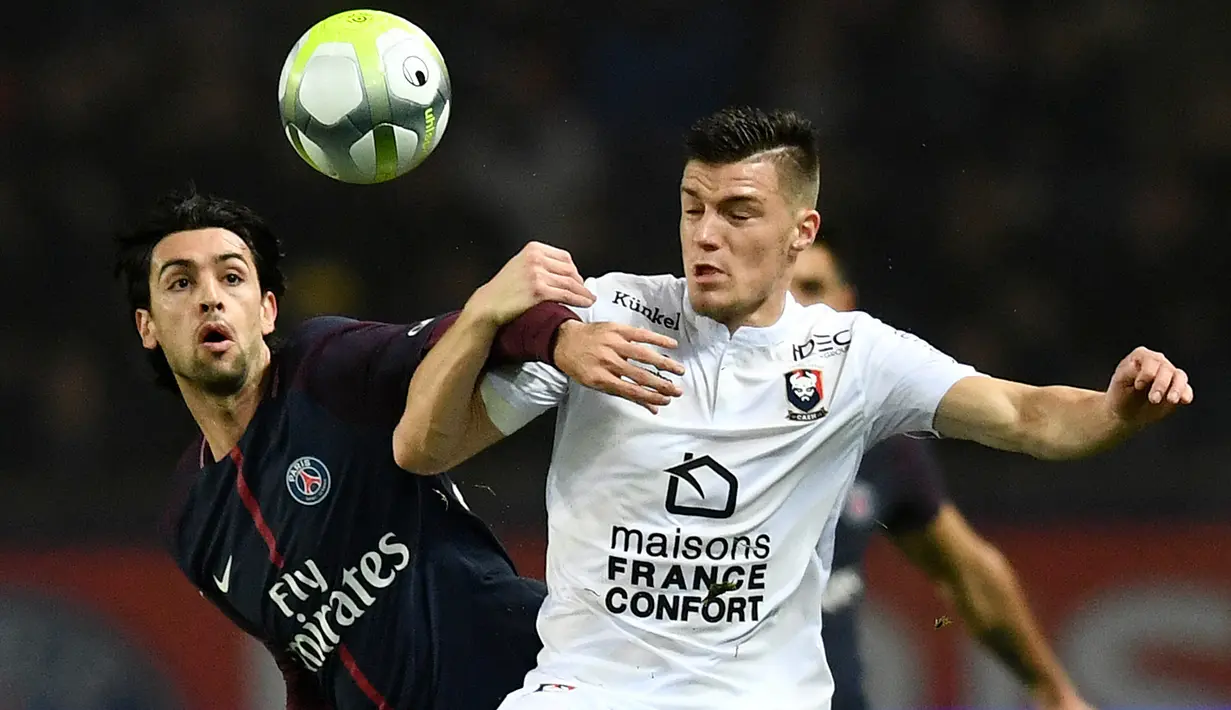 Duel pemain PSG, Javier Pastore (kiri) dan pemain Cen, Frederic Guilbert pada lanjutan Ligue 1 Prancis di Parc des Princes stadium, Paris, (20/12/2017). PSG menang 3-1. (AFP/Franck Fife)