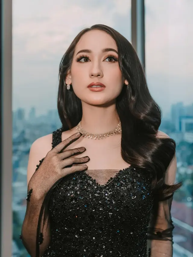 Laura Moane tampil glamor (Instagram/its_lauramoane2)