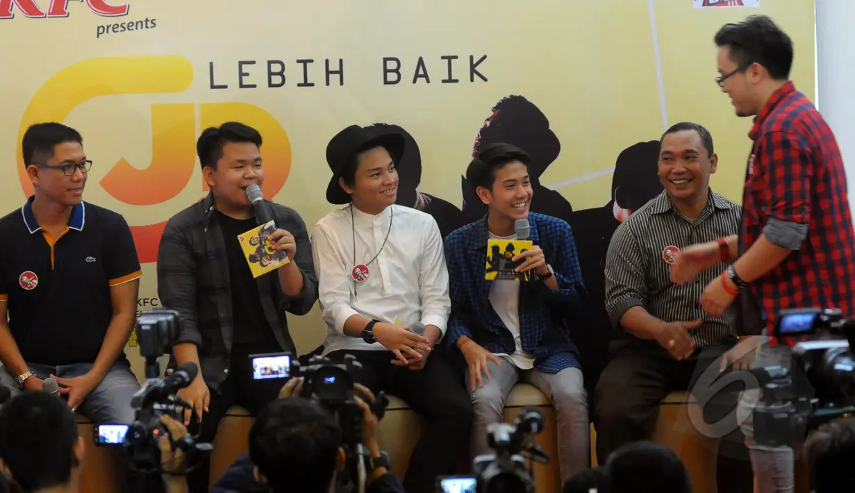 Boyband CJR menjawab pertanyaan awak media saat peluncuran album terbaru mereka di Jakarta, (8/5/2015). Album tersebut mengkisahkan cinta remaja dengan sentuhan musik bernuansa 80an. (Liputan6.com/Faisal R Syam)