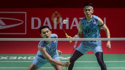 Pemain ganda putra Indonesia, Fajar Alfian (kanan) yang berpasangan dengan Muhammad Rian Ardianto berusaha menempatkan bola di depan net saat menghadapi rekan senegaranya, pasangan Muhammad Shohibul Fikri/Bagas Maulana pada babak perempatfinal Daihatsu Indonesia Masters 2024 di Istora Senayan, Jakarta, Jumat (26/1/2024). Fajar/Rian menang dua game langsung dengan skor 21-13, 21-12. (Bola.com/Bagaskara Lazuardi)