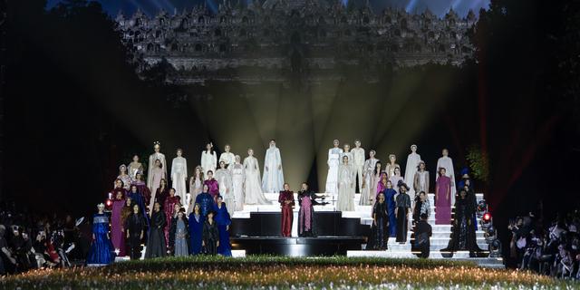 Kala Pelataran Candi Borobudur Disulap Jadi Runway Koleksi Raya Sepanjang 125 Meter