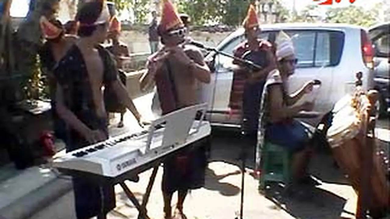120622ddemo_batak.jpg
