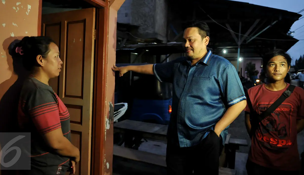 Pengacara Farhat Abbas saat berbicara dengan warga Kalijodo, Jakarta Utara, Selasa (16/2). Pengacara yang sering menjadi perbincangan publik ini datang sendiri. (Liputan6.com/Gempur M Surya)