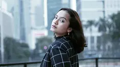 6 tahun lalu nama Gloria Natapraja Hamel menjadi bahan perbincangan publik. Perempuan cantik tersebut viral karena permasalahan kepemilikan paspor Prancis, negara asal ayahnya. Meski begitu, Gloria tetap diperbolehkan ambil bagian dalam upacara penurunan bendera pada sore harinya. Kini, Gloria masuki usia ABG dan parasnya kian cantik. (Liputan6.com/IG/@glochaw)