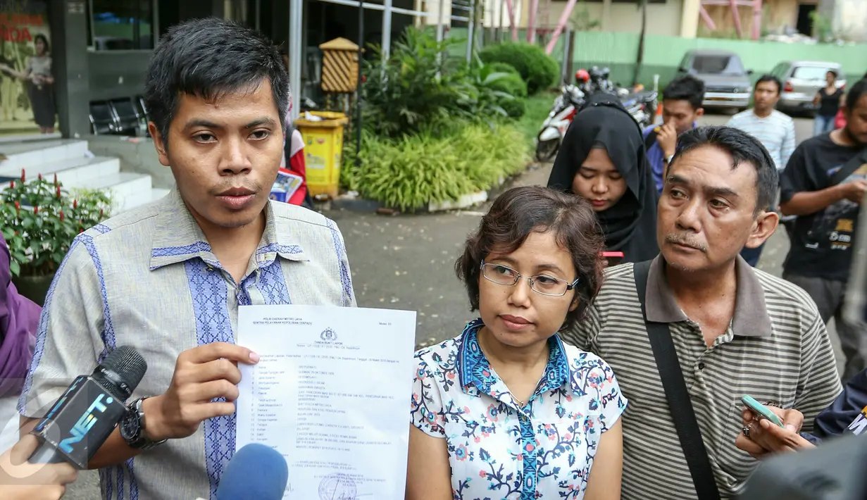 Kuasa hukum korban penipuan program umroh memberikan keterangan kepada wartawan usai melakukan laporan di Polda Metro, Jakarta, Minggu (20/3/2016). Ratusan warga menjadi korban penipuan program umroh PT SSI. (Liputan6.com/Yoppy Renato)
