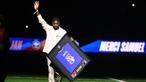 Samuel Umtiti mendapatkan penghargaan dan perpisahan yang layak dari Timnas Prancis setelah keputusannya untuk pensiun dini. (AFP/Franck Fife)