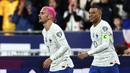 Pemain Timnas Prancis, Kylian Mbappe (kanan) ikut merayakan gol yang dicetak oleh Antoine Griezmann pada laga Grup B Kualifikasi Euro 2024 melawan Timnas Belanda yang berlangsung di Stade de France, Sabtu (25/03/2023) WIB. Les Bleus menang dengan skor 4-0. (AFP/Anne-Christine Poujoulat)