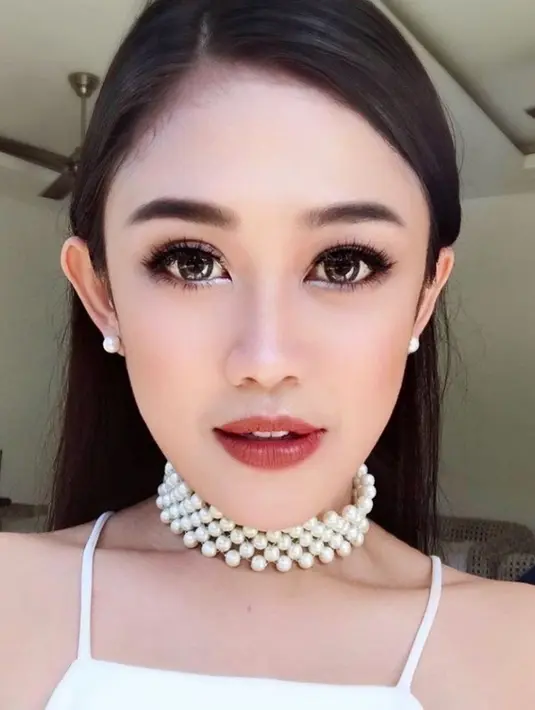 Penampilan cantik full makeup pun sering ia unggah di Instagram. Berbagai pujian mengalir dari netizen yang melihat cantiknya Oline Mendeng dengan riasan. Banyak yang pangling dengan penampilan glamor Oline Mendeng ini. (Liputan6.com/IG/olinemendeng)