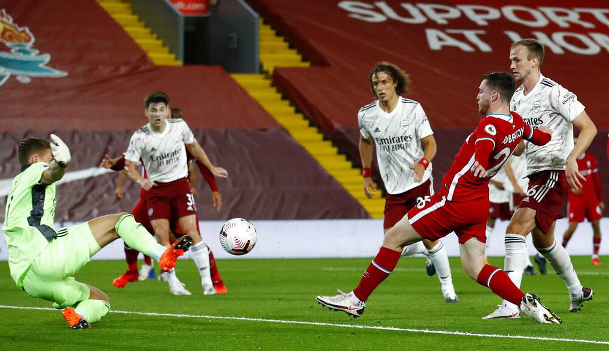 Pemain Liverpool, Andrew Robertson, mencetak gol ke gawang Arsenal pada laga Liga Inggris di Stadion Anfield, Senin (28/9/2020). Liverpool menang dengan skor 3-1. (Jason Cairnduff/Pool via AP)