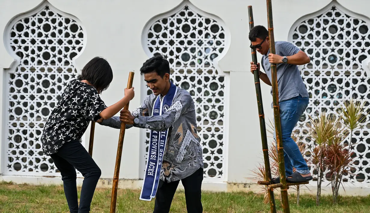 Mulai dari membaca atau bertadarus Al-Quran hingga bermain permainan tradisional. (CHAIDEER MAHYUDDIN/AFP)