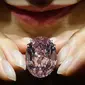 Berlian 59,6 karat yang dijuluki sebagai Pink Star dilelang Sotheby’s di Hong Kong, Selasa (4/4). Berlian ini terjual $ 71,2 juta (Rp.949 M) jauh melampaui perkiraan yang hanya $ 60 juta. (AFP Photo/ ANTHONY WALLACE)