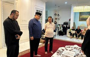 Menteri Koordinator Bidang Perekonomian yang juga Politikus Golkar, Airlangga Hartarto melayat ke rumah duka mantan gubernur Maluku, Said Assagaff di bilangan Cipete, Jakarta. (Foto: Istimewa).