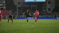 Gelandang Persijap Jepara, Wahyudi Hamisi mencoba menghentikan pergerakan gelandang Malut United, Tyronne Del Pino dalam laga pekan ke-21 BRI Super League 2025/2026 di Stadion Gelora Kie Raha, Ternate, Jumat (13/2/2026). (Dok. Malut United)