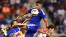 Gelandang Chelsea, Ruben Loftus-Cheek (tengah) berebut bola dengan dua pemain New York Red Bulls pada International Champions Cup 2015 di Red Bull Arena, Kamis (23/7/2015). New York Red Bulls menang atas Chelsea dengan skor 4-2. (AFP PHOTO/JEWEL SAMAD)
