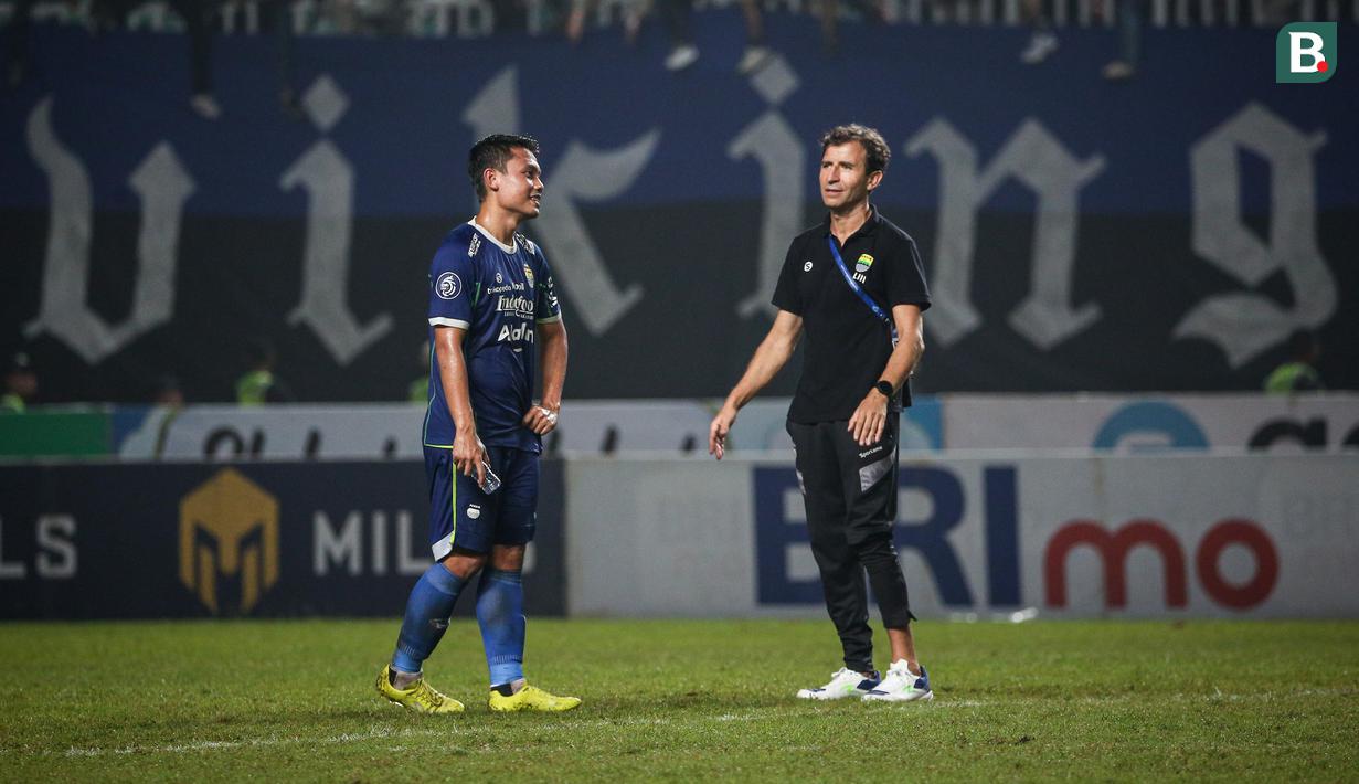 <p>Pelatih kepala Persib Bandung, Luis Milla (kanan) dan pemainnya, Dedi Kusnandar berbincang setelah laga lanjutan BRI Liga 1 2022/2023 antara Persib Bandung melawan Bhayangkara FC di Stadion Pakansari, Bogor, Jumat (24/03/2023). (Bola.com/Bagaskara Lazuardi)</p>