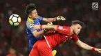 Pemain Persija, Marko Simic berebut bola atas dengan kiper Song Lam Nghe An pada fase grup H Piala AFC di Stadion GBK Jakarta, Rabu (14/3). Babak pertama Persija ditahan imbang Soang Lam Nghe An 0-0. (Liputan6.com/Helmi Fithriansyah)