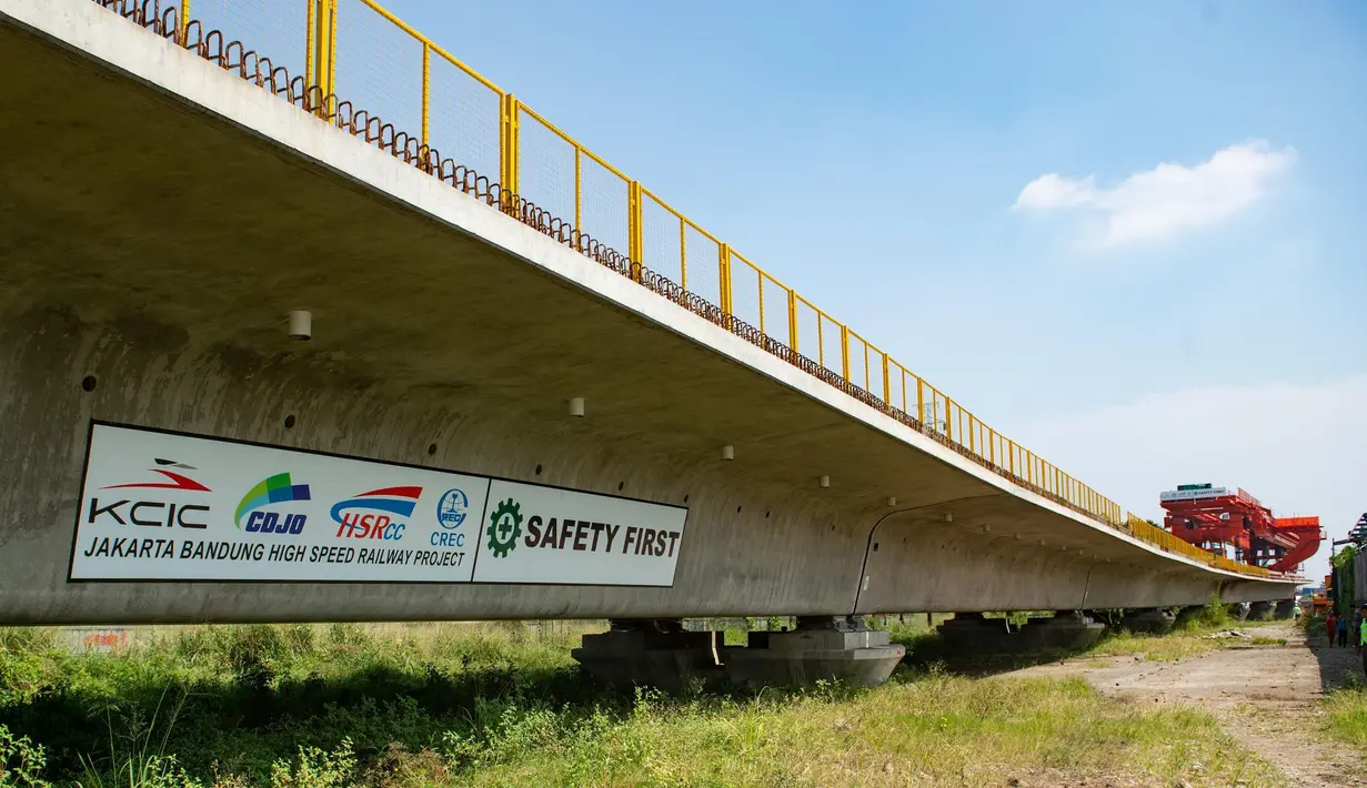 Lokasi pembangunan jalur kereta cepat Jakarta-Bandung, 28 Juni 2020. Setelah rampung, jalur ini akan mempersingkat waktu perjalanan Jakarta-Bandung dari 3 jam lebih menjadi sekitar 40 menit. (Xinhua/Du Yu)