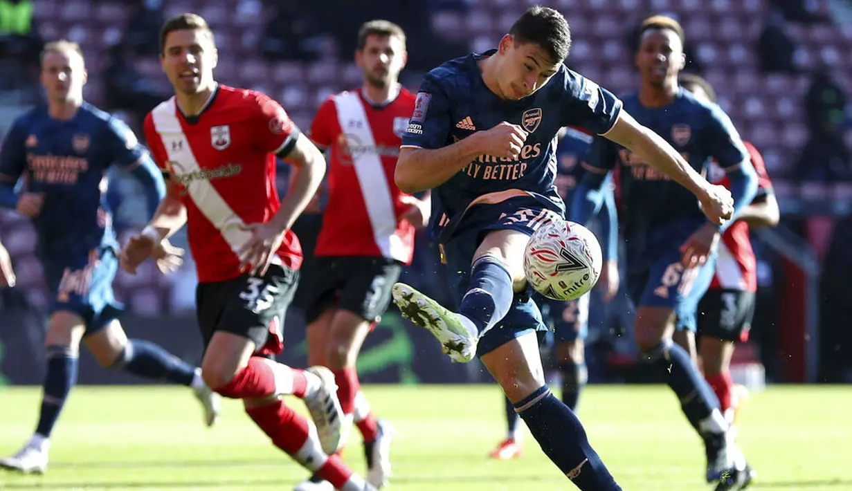 Pemain Arsenal, Gabriel Martinelli, melepaskan tendangan saat melawan Southampton pada laga Piala FA di Stadion St Mary, Sabtu (23/1/2021). Arsenal tumbang dengan skor 1-0. (Catherine Ivill/PA via AP)