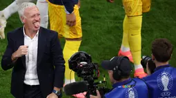 Pelatih Prancis, Didier Deschamps, merayakan kemenangan atas Portugal dalam laga 8 besar yang digelar di Volksparkstadion, Hamburg pada Sabtu (6/7/2024). (AFP/Ronny Hartmann)