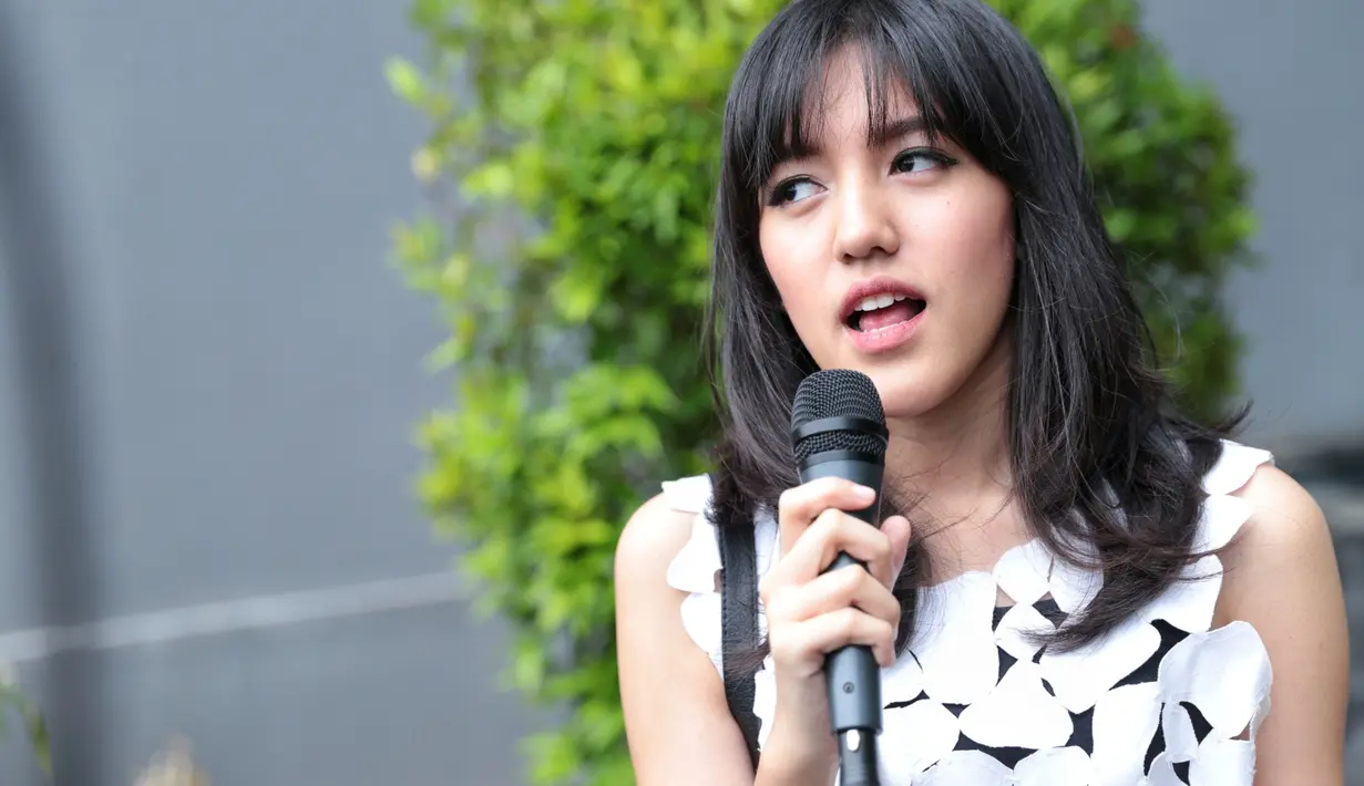 "Iya, aku suka kamera dan foto-foto itu sejak SMP. Sekarang makin jadi-jadi. Beli kamera buat foto-foto terus posting di sosial media kayak Instagram," ucap Ify Blink di kawasan Pasar Minggu, Jakarta Selatan, Selasa (17/1/2017). (Adrian Putra/Bintang.com)