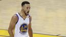Pemain Golden State Warriors, Stephen Curry, saat pertandingan melawan Cleveland Cavaliers dalam Final NBA gim kedua di Oracle Arena, Oakland, California, AS, (04/06/2017).( EPA/Monica Davet)