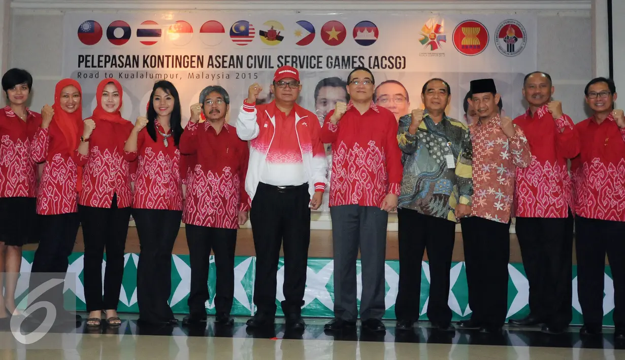 Sesmenpora, Alfitra Salam (tengah) berfoto bersama atlet PNS cabang boling usai pelepasan kontingen di Wisma Kemenpora Jakarta, Rabu (11/11/2015). 55 atlet PNS dari berbagai instansi akan berlaga di ACSG 2015 Malaysia. (Liputan6.com/Helmi Fithriansyah)