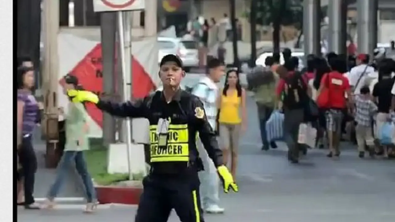 Polisi Ini Menari ala Michael Jackson Saat Mengatur Lalu Lintas 