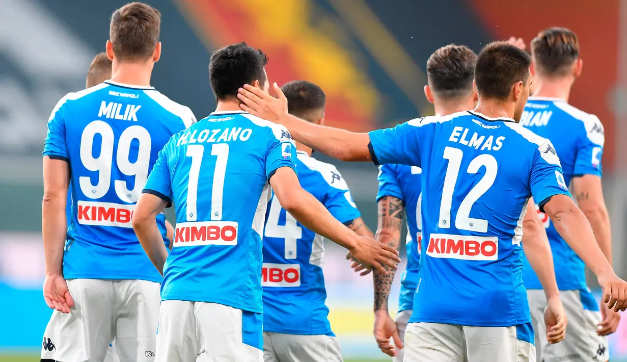 Penyerang Napoli Hirving Lozano bersama rwekan setimnya merayakan gol yang dicetak ke gawang Genoa pada pekan ke-31 Serie A Liga Italia musim 2019/2020 di Stadion Luigi Ferraris, Rabu (8/7/2020). Napoli unggul tipis 2-1 atas Genoa. (Tano Pecoraro / LaPresse via AP)
