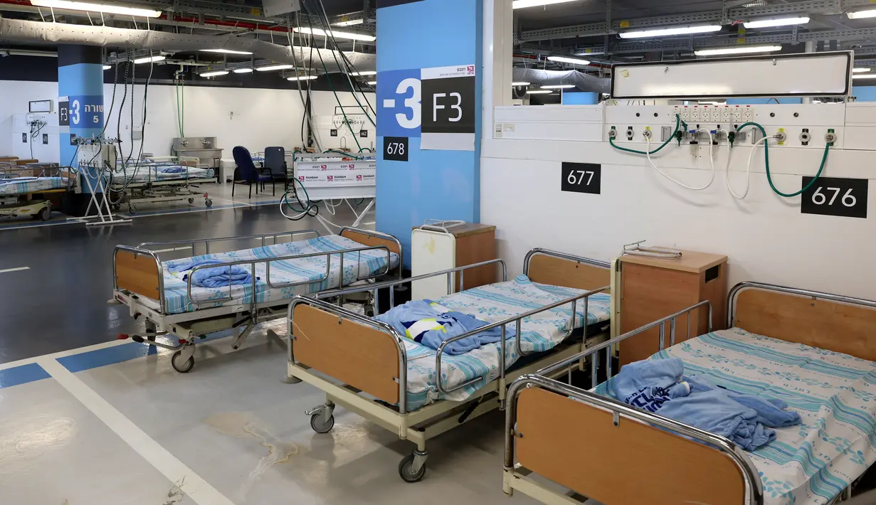 Empat ruang operasi, ruang bersalin dan pusat dialisis adalah beberapa fasilitas yang telah disiapkan oleh Rambam Health Care Campus di Haifa, tiga tingkat di bawah tempat parkirnya. (JACK GUEZ / AFP)