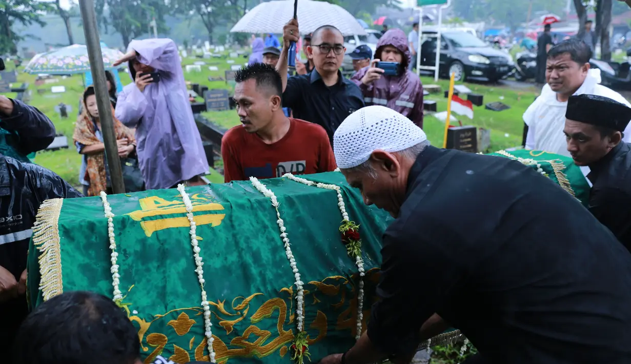 Tidak hanya keluarga dan tetangga, terlihat banyak artis yang mengantarkan Deddy ke tempat peristirahatan terakhirnya. Terlihat seperti Reza Rahadian, Wulan Guritno, Bunga Citra Lestari, dan Prisia Nasution berbaur di area pemakaman. (Adrian Putra/Bintang