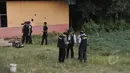 Pihak Kepolisian melakukan olah TKP di sekitar tempat terjadinya ledakan di kawasan Tanah Abang, Jakarta Pusat, Rabu (8/4/2015). Akibat dari ledakan ini empat orang dikabarkan terluka. (Liputan6.com/Johan Tallo)