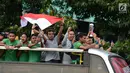 Arak-arakan penggawa Timnas Indonesia U-22 saat melintasi Jalan MH Thamrin, Jakarta, Kamis (29/2). Timnas Indonesia U-22 merengkuh tropi Piala AFF U-22 2019 usai menumbangkan Thailand 2-1. (merdeka.com/Imam Bukhori)