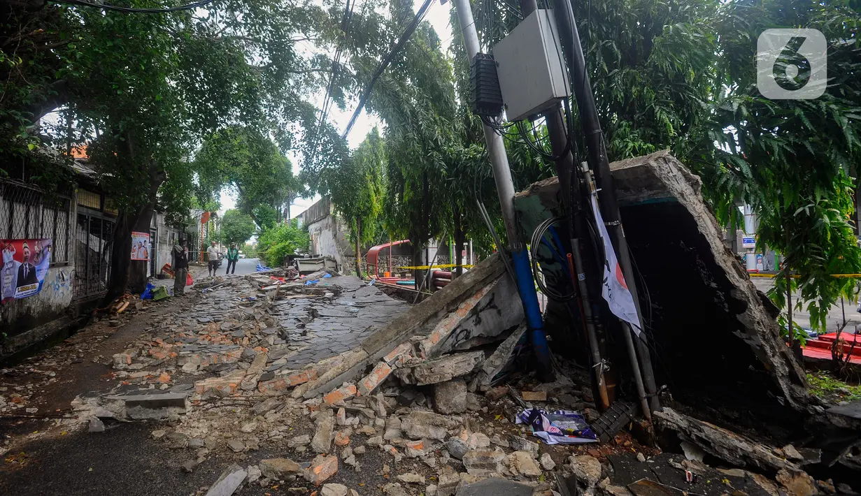 Satu keluarga yang terdiri dari ibu, ayah, dan anak meninggal setelah tertimpa tembok SPBU yang roboh di Jalan Tebet Barat Dalam Dua, Jakarta Selatan, Minggu (21/1/2024) siang. (merdeka.com/Arie Basuki)