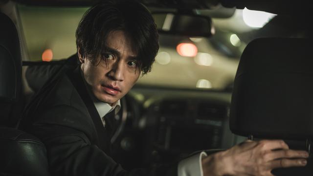 Lee Dong Wook dalam serial "A Shop For Killers". [Foto: Disney]
