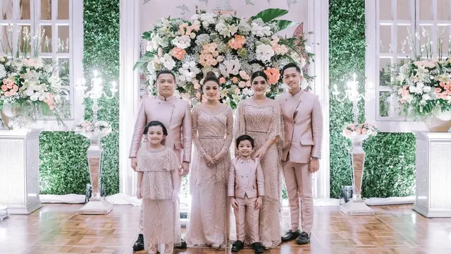 Penampilan ala adat Jawa keluarga Aurelie Hermansyah
