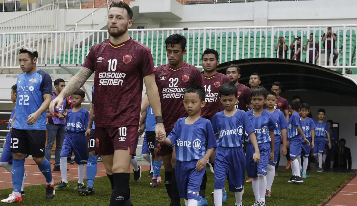 Sejumlah anak-anak dari suporter PSM Makassar menjadi pendamping saat laga Piala AFC melawan Home United di Stadion Pakansari, Bogor, Selasa (30/4). Kesempatan ini diberikan oleh Allianz sebagai salah satu sponsor. (Bola.com/Yoppy Renato)