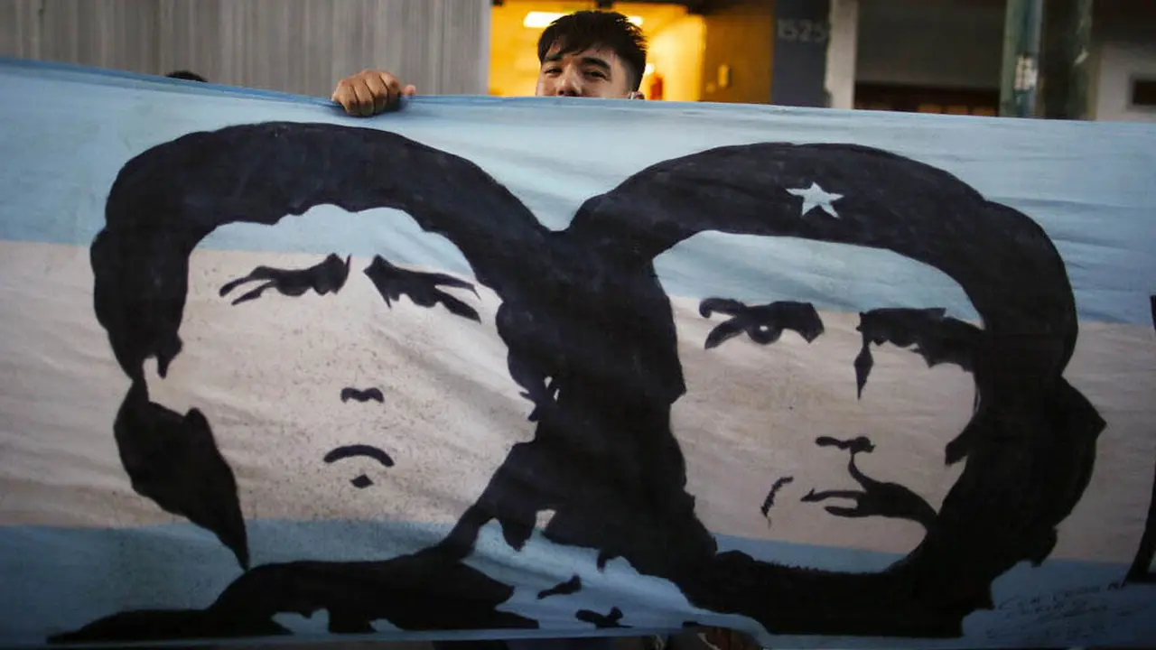Potret Dukungan Rakyat Argentina untuk Diego Maradona yang Terbaring di Rumah Sakit