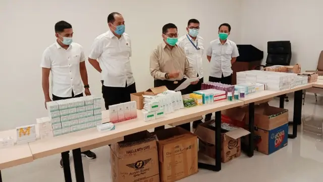 Direktur Reskrimsus Polda Riau dengan barang bukti kosmetik ilegal sitaan anggotanya.