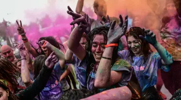 Sejumlah wanita menari saat mengambil bagian dalam Color Sky Festival di distrik Kadikoy, di Istanbul, Turki (6/5). Color Sky Festival merupakan acara amal tahunan yang diadakan di Istanbul. (AFP Photo/Yasin Akgul)