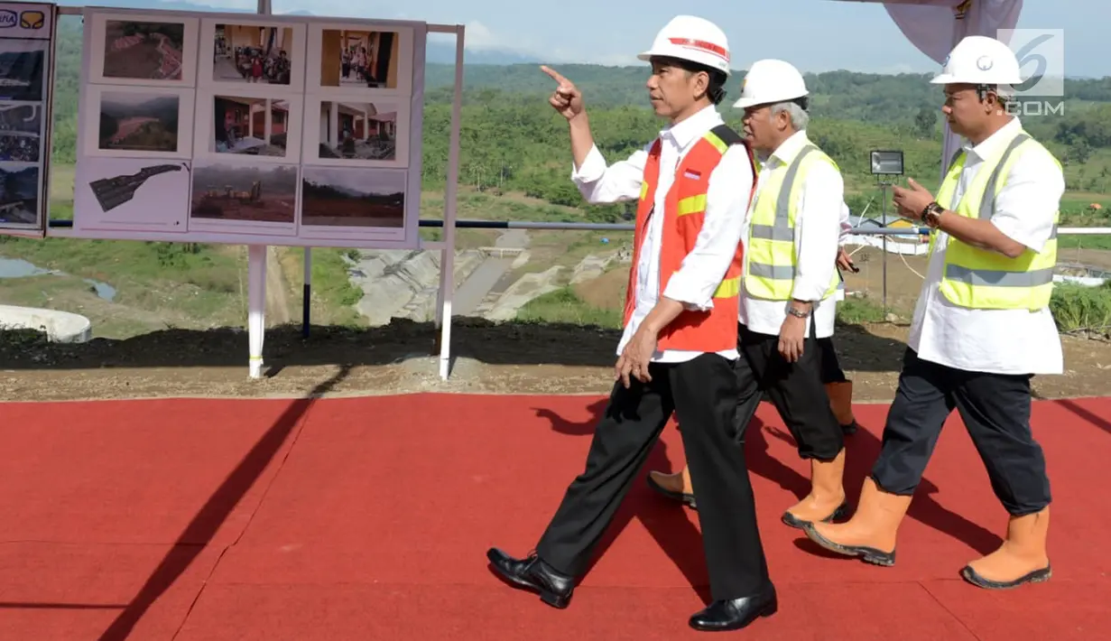 Presiden Jokowi saat meninjau pembangunan bendungan di Kuningan, Jawa Barat, Jumat (25/5). Menurut Jokowi, selama ini keterlibatan TNI dalam pemberantasan terorisme diatur dalam UU Nomor 34 Tahun 2004 tentang TNI. (Liputan6.com/Pool/Biro Pers Setpres)