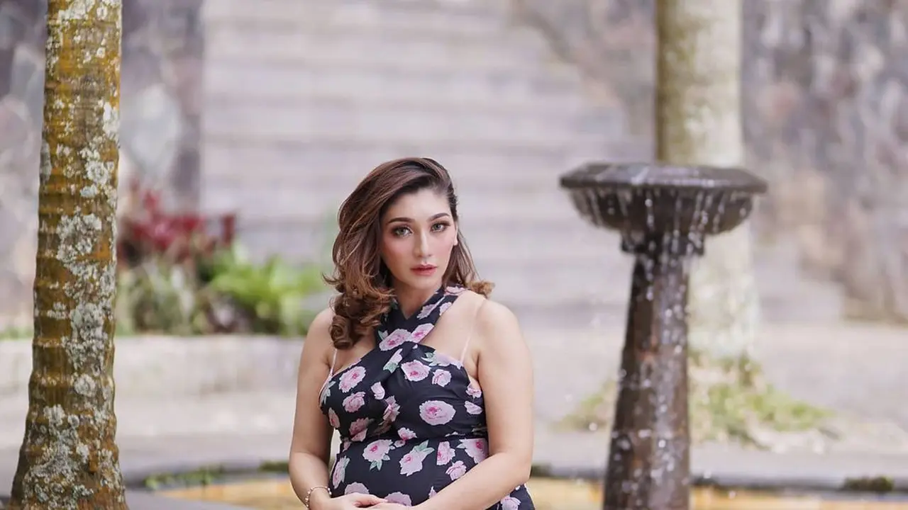 Hamil Anak Ketiga, Ini 6 Gaya Maternity Shoot Baby Margaretha yang Memesona
