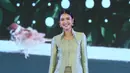 Mikha Tambayong tampil dengan kebaya modifikasi warna hijau cerah yang memiliki aksen kerah tinggu dan kancing depan. Dipadukan bawahan songketnya. [Adrian/Fimela]