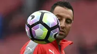 Santi Cazorla. Gelandang Spanyol yang telah memperkuat Arsenal selama 6 musim mulai 2012/2013 ini dilepas gratis ke Villarreal pada awal musim 2018/2019. Hal ini terjadi lantaran performanya mulai menurun dan kalah bersaing, sehingga dilepas gratis untuk meringankan beban gaji. (AFP/Ben Stansall)