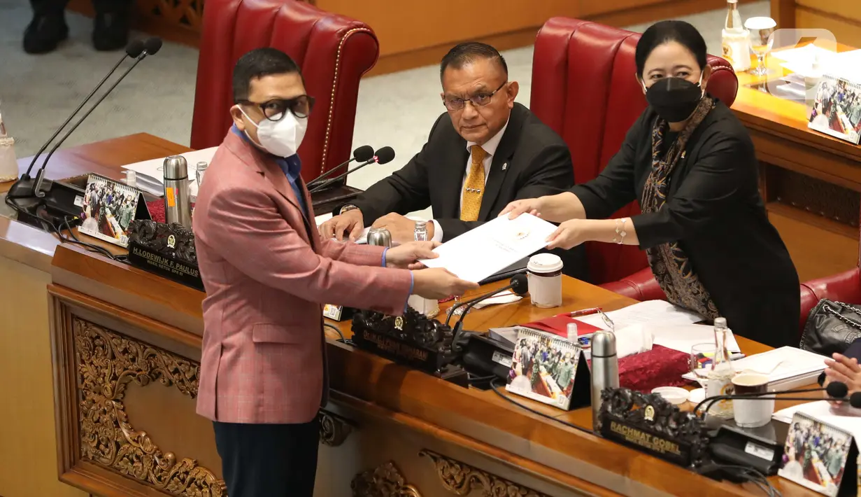 Ketua DPR Puan Maharani menerima laporan dari Ketua Komisi II DPR Ahmad Doli Kurnia terkait hasil pembahasan keanggotaan DKPP periode 2022-2027 saat Rapat Paripurna di Kompleks Parlemen, Jakarta, Selasa (14/6/2022). Dalam rapat Paripurna tersebut DPR menetapkan tiga calon anggota DKPP periode 2022-2027 cyaitu Muhammad Tio Aliansyah, Ratna Dewi Pettalolo, I Dewa Kade Wiarsa Raka Sandi. (Liputa6.com/Angga Yuniar)