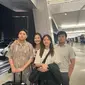 Veronica Tan melepas kepergian putrinya, Nia, kembali kuliah di Amerika Serikat. (dok. Instagram @veronicatan_official/https://www.instagram.com/p/C2mXbmMRShC/?hl=en&amp;img_index=1/Dinny Mutiah)