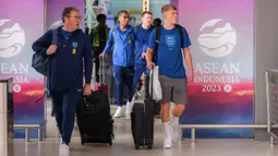 Pemain Timnas Inggris U-17, Finely McAllister (kanan) dan rekannya saat tiba di Terminal 3 Bandara Soekarno Hatta, Tangerang, Banten menjelang Piala Dunia U-17 2023 pada Jumat (03/11/2023). (Bola.com/Bagaskara Lazuardi)