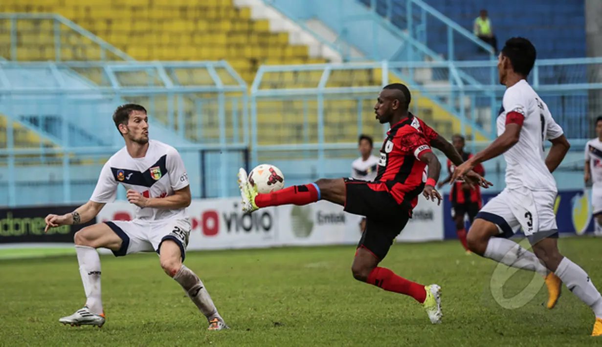 Persipura Jayapura membungkam Mitra Kukar dengan skor 4-1 dalam pertandingan grup B, turnamen pra musim SCM Cup 2015 di Stadion Kanjuruhan Malang, Selasa (20/1/2015). (Liputan6.com/Faizal Fanani)