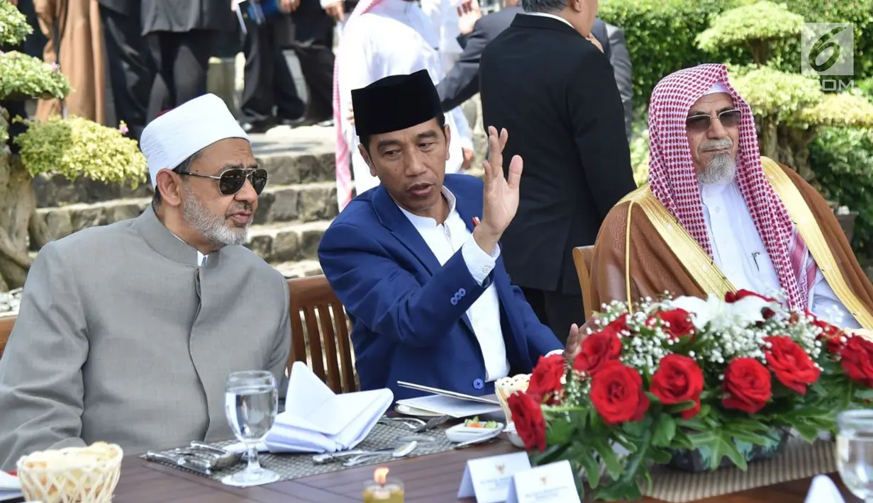 Presiden Joko Widodo (tengah) berbincang  dengan Imam Besar Al-Azhar Ahmad Muhammad Ath-Thayeb (kiri) selama Konsultasi Tingkat Tinggi (KTT)  Ulama dan Cendekiawan Muslim Dunia di Istana Bogor, Jawa Barat, (1/5). (Liputan6.com/Pool/Biro PersSetpres)