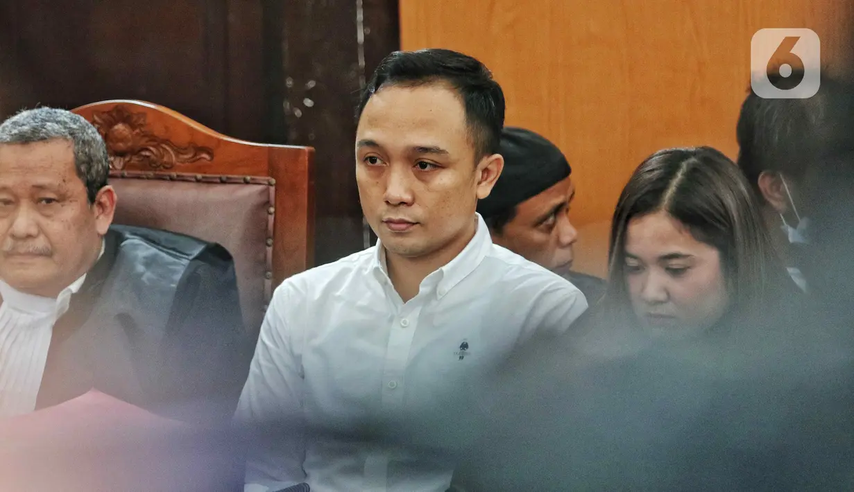 Terdakwa kasus pembunuhan Brigadir Nopriansyah Yosua Hutabarat atau Brigadir J, Ricky Rizal mendengarkan keterangan saksi dalam sidang lanjutan di Pengadilan Negeri Jakarta Selatan, Rabu (2/11/2022). Majelis Hakim yang menangani perkara terdakwa pembunuhan berencana Brigadir J, Bripka Ricky Rizal dan Kuat Ma'ruf menggabungkan proses persidangan keduanya. (Liputan6.com/Angga Yuniar)