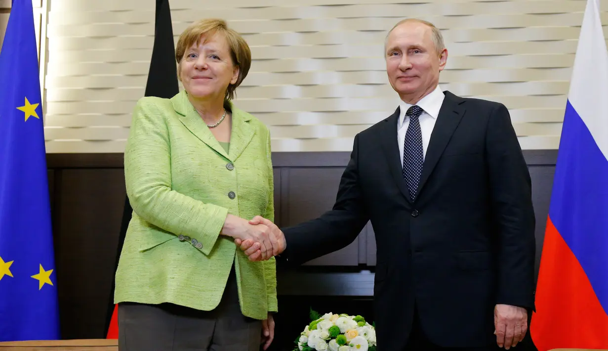 Kanselir Jerman Angela Merkel (kiri) bertemu Presiden Rusia Vladimir Putin di Sochi, Rusia, Selasa (2/5). Kedua kepala negara membahas beberapa isu salah satunya mengenai konflik di Ukraina. (AP Photo)